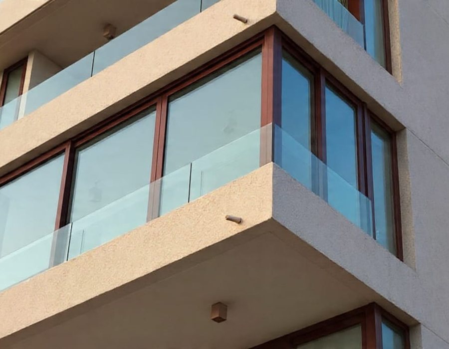 Fachada de edificio con balcones y ventanales de aluminio