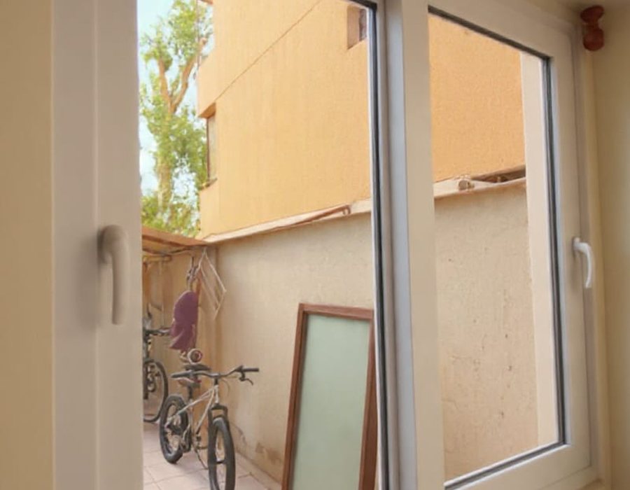Ventana de PVC blanca instalada, vista interior con patio