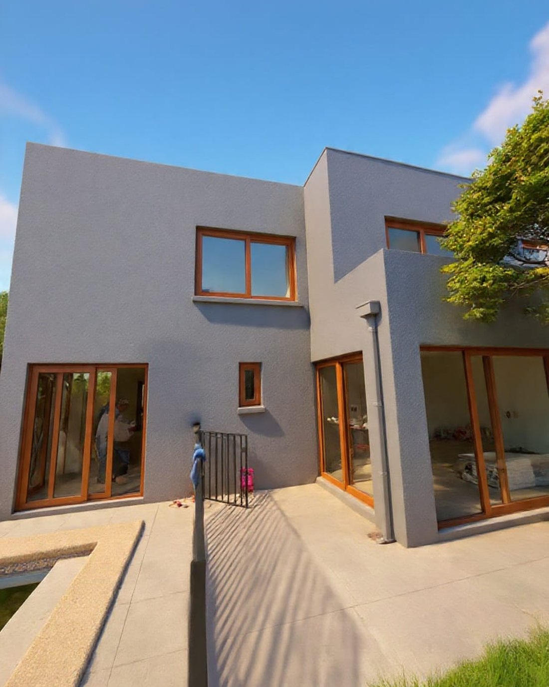 Vivienda moderna con ventanas y puertas de aluminio color madera instaladas por V&P Glass
